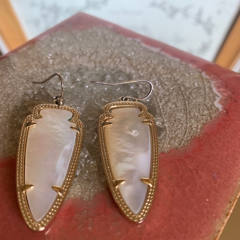 Pearlized Kendra Scott drop down earrings
